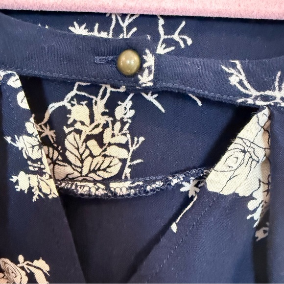 JODIFL Navy Floral Print Keyhole Long Sleeve Blouse - Size Small - Picture 4 of 7